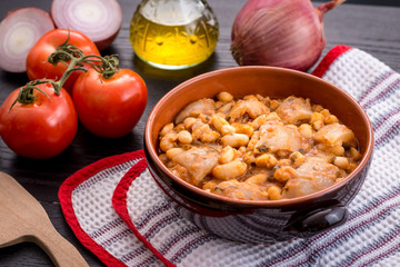 Fagioli con le cotiche cotte nel tegame di coccio 