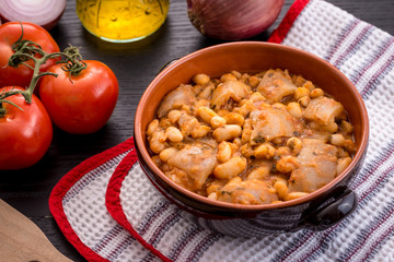 Fagioli con le cotiche cotte nel tegame di coccio 
