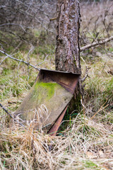 verostetes Schild an einem Baum