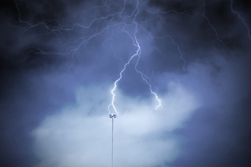 Lightning rod against a cloudy dark sky. Natural electric energy. - obrazy, fototapety, plakaty
