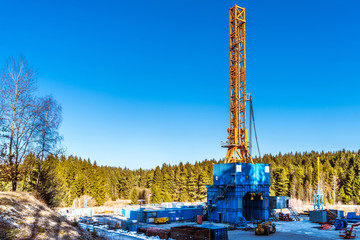 Naklejka premium Fracking-Bohrturm in grüner Natur