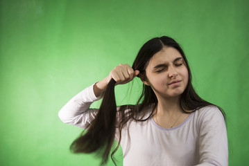 teen girl comb hair