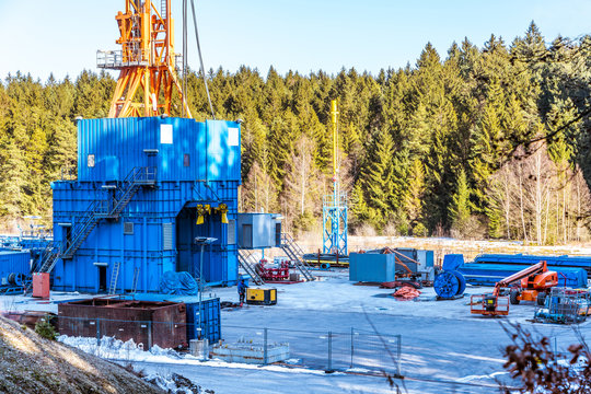 Fracking-Anlage in gr&uuml;ner Natur