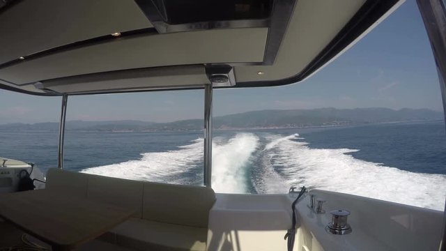 Wash wake of a boat navigating at full speed.