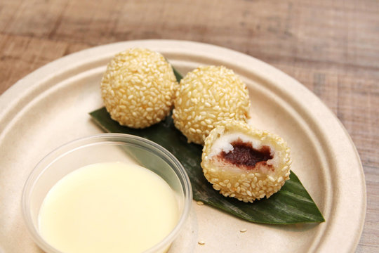 sesame balls filled with red bean paste
