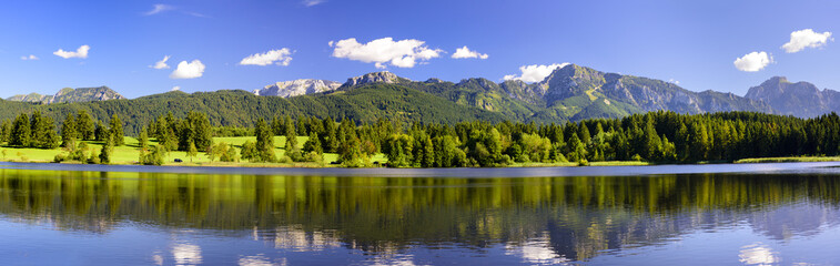 Panorama Landschaft im Allgäu bei Füssen mit Bergkette der Alpen