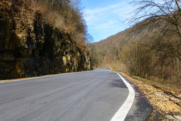 Fototapeta premium Asphaltstrasse im Gebirge in der Natur