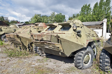 Obraz premium old armored personnel carrier waiting for repair and modernization
