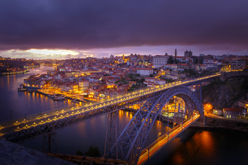 Fototapeta na wymiar City view from Oporto by night