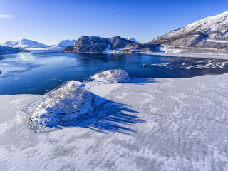Fototapeta na wymiar Islands in ice