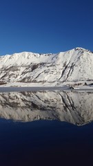Spiegelung im Wasser, Lofoten, Norwegen