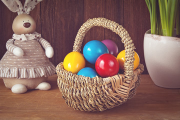 Korb mit bunten Ostereiern