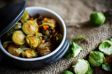 Naklejka premium Brussels sprouts roasted with vegetables and beans