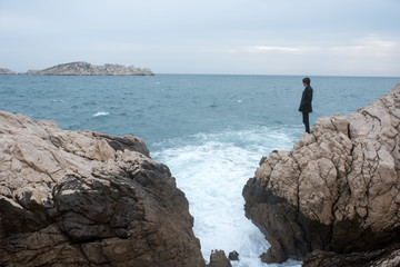 Jeune-homme seul au bord de la mer