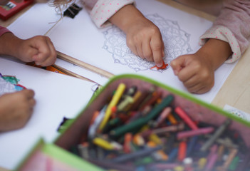 Children paint the pattern on paper