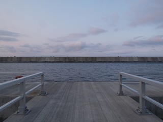 静かな朝の港