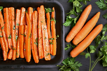 Baked carrots with green herbs