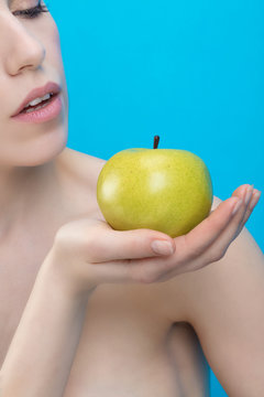 Portrait d'une jeune femme tenant une pomme dans sa main	
