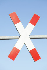 Gefahrzeichen Andreaskreuz vor einem Bahn&uuml;bergang