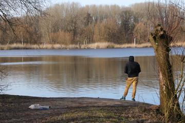 Fototapeta na wymiar Ein Angler am Malchower See, Berlin 