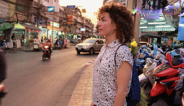 Chica turista viajando por el mundo, pensativa, reflexionando