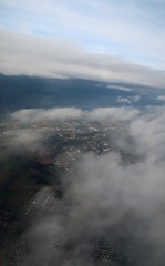 Fototapeta na wymiar A travers les nuages au-dessus de Düsseldorf