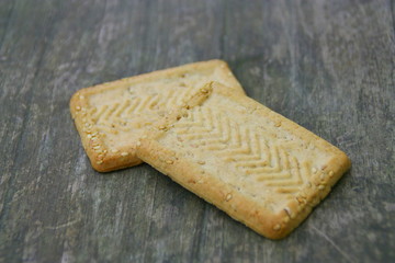biscuit carré bio aux graines de sésame sur fond bois