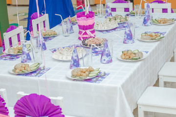 Украшенный детский стол на день рождения.