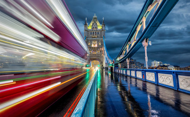 Abends auf der Tower Bridge in London bei Regen mit rotem Bus