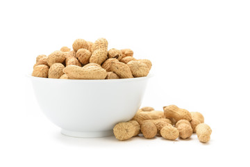 Cacahuetes en bol con fondo blanco