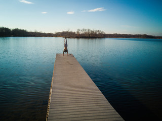 Obraz premium Handstand at the lake