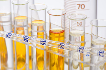 Chemie und Experiment im Labor mit Reagenzgläser