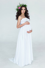 Fototapeta na wymiar portrait of a beautiful young pregnant woman