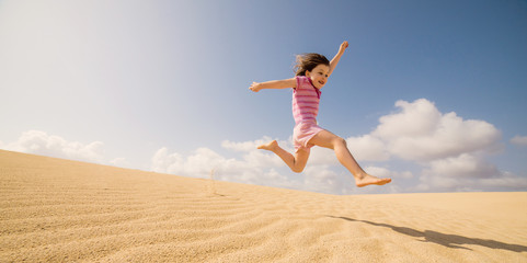jolie jeune fille jouant dans le sable