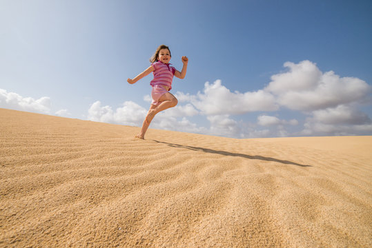 jolie jeune fille jouant dans le sable