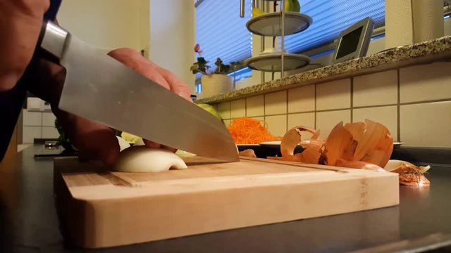 Zwiebeln schneiden