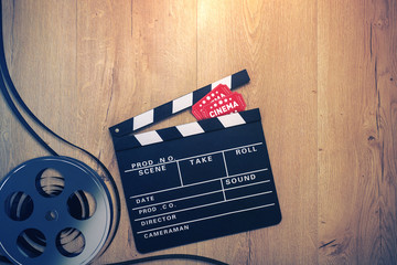 Obraz premium Kino Hintergrund mit Filmklappe, Eintrittskarten und Filmrolle
