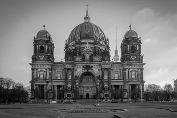 Photo sur Plexiglas Monument The Berlin Cathedral on the Museuminsel in Berlin, Germany on a morning in February black and white