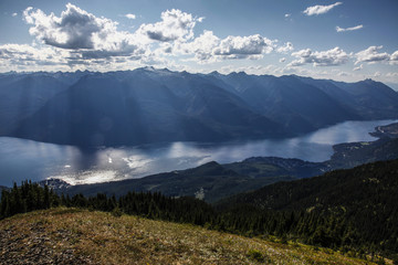 Aussicht mit See oder Fluss, Himmel und Bergen - Konzept Wildnis oder Freiheit
