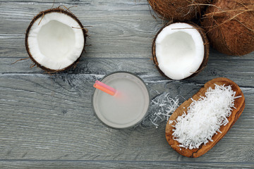 acqua di noce cocco  su sfondo grigio