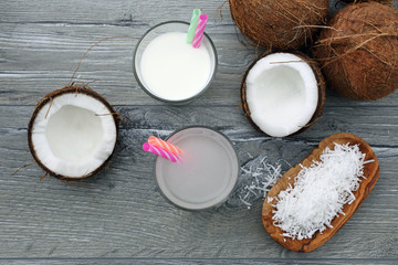 acqua di cocco e latte di cocco su sfondo grigio
