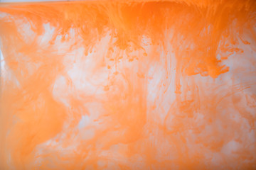 Farbexplosion Acrylfarbe im Wasser - orange