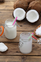 acqua di cocco e latte di cocco su sfondo rustico