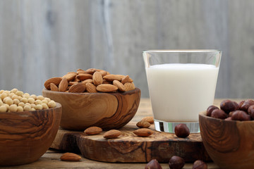 latte di frutta secca mandorle  nocciole e soia su sfondo rustico