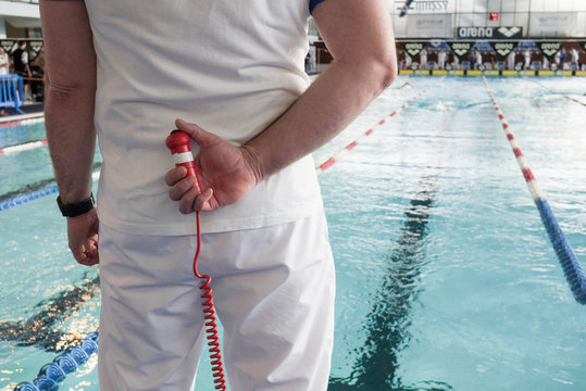 Back of a referee in a swimming challenge