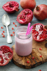 frappe di melograno su sfondo grigio