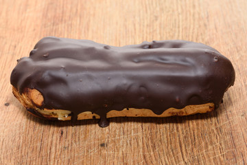 eclair auf holz hintergrund eclair on wood background