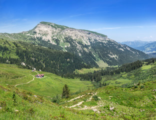 Fototapeta na wymiar Blick zum Berg Hoher Ifen über die Schwarzwasserhütte und das Schwarzwassertal, Allgäuer Alpen, Österreich