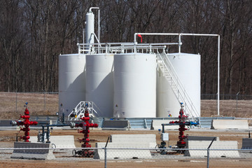 Marcellus Gas Well Pad and Condensation Tanks - obrazy, fototapety, plakaty