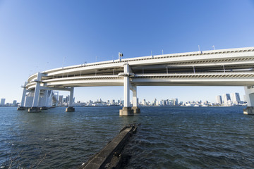 Obraz premium 東京都市風景 レインボーブリッジ 快晴 青空